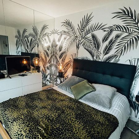 Beautiful Modern Fully Furnished Studio Levallois-Perret Bagian luar foto