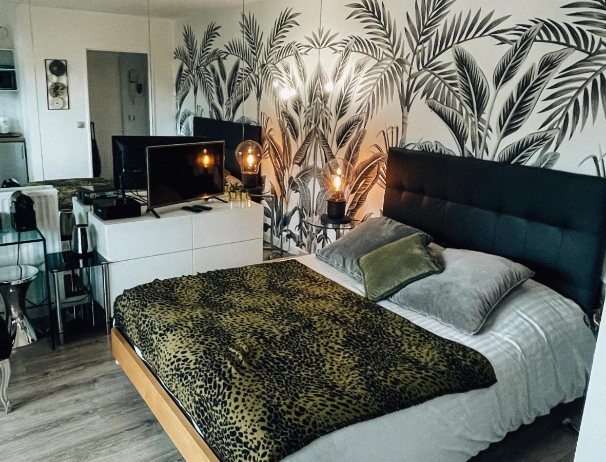 Beautiful Modern Fully Furnished Studio Levallois-Perret Bagian luar foto