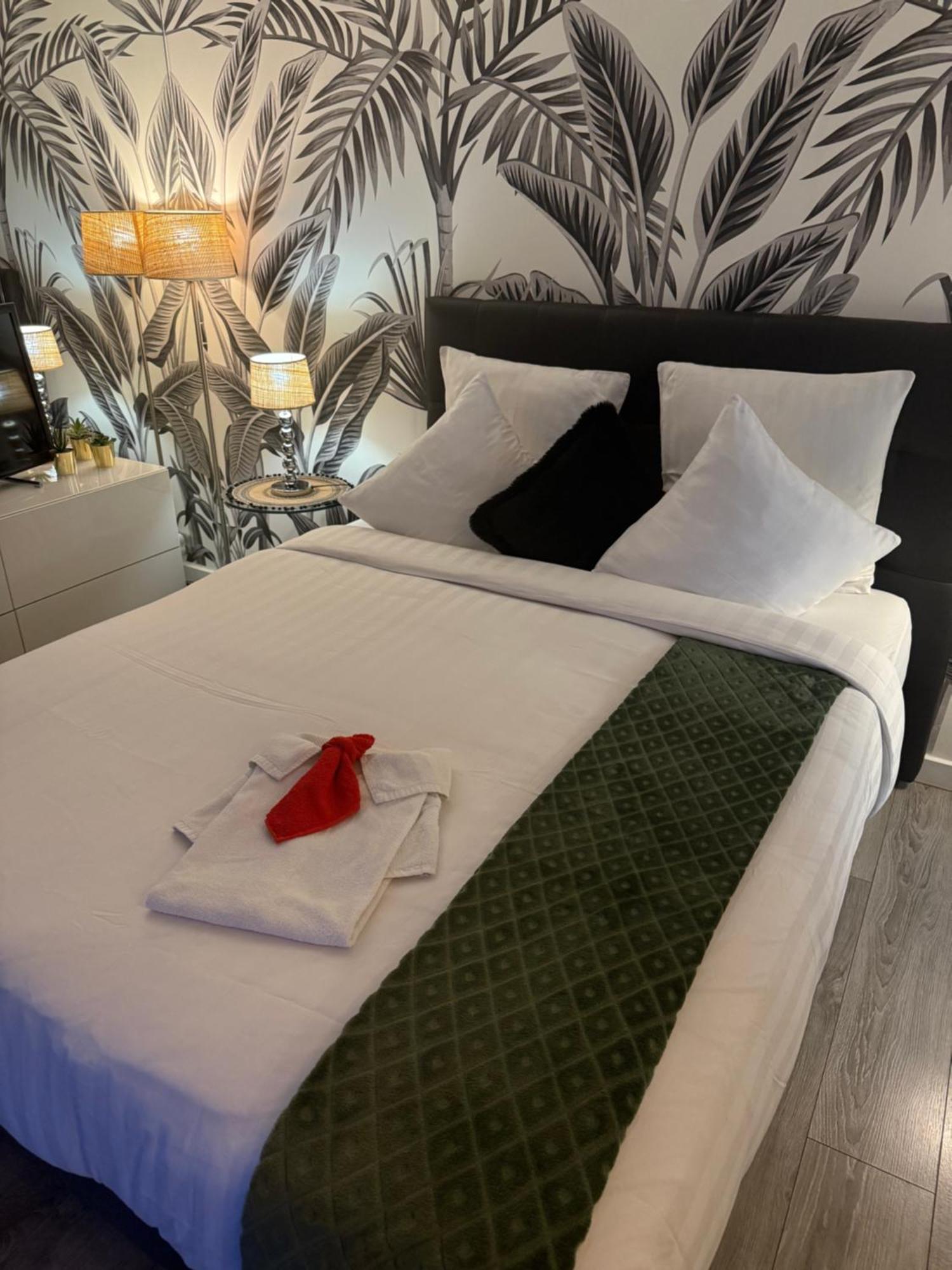 Beautiful Modern Fully Furnished Studio Levallois-Perret Bagian luar foto