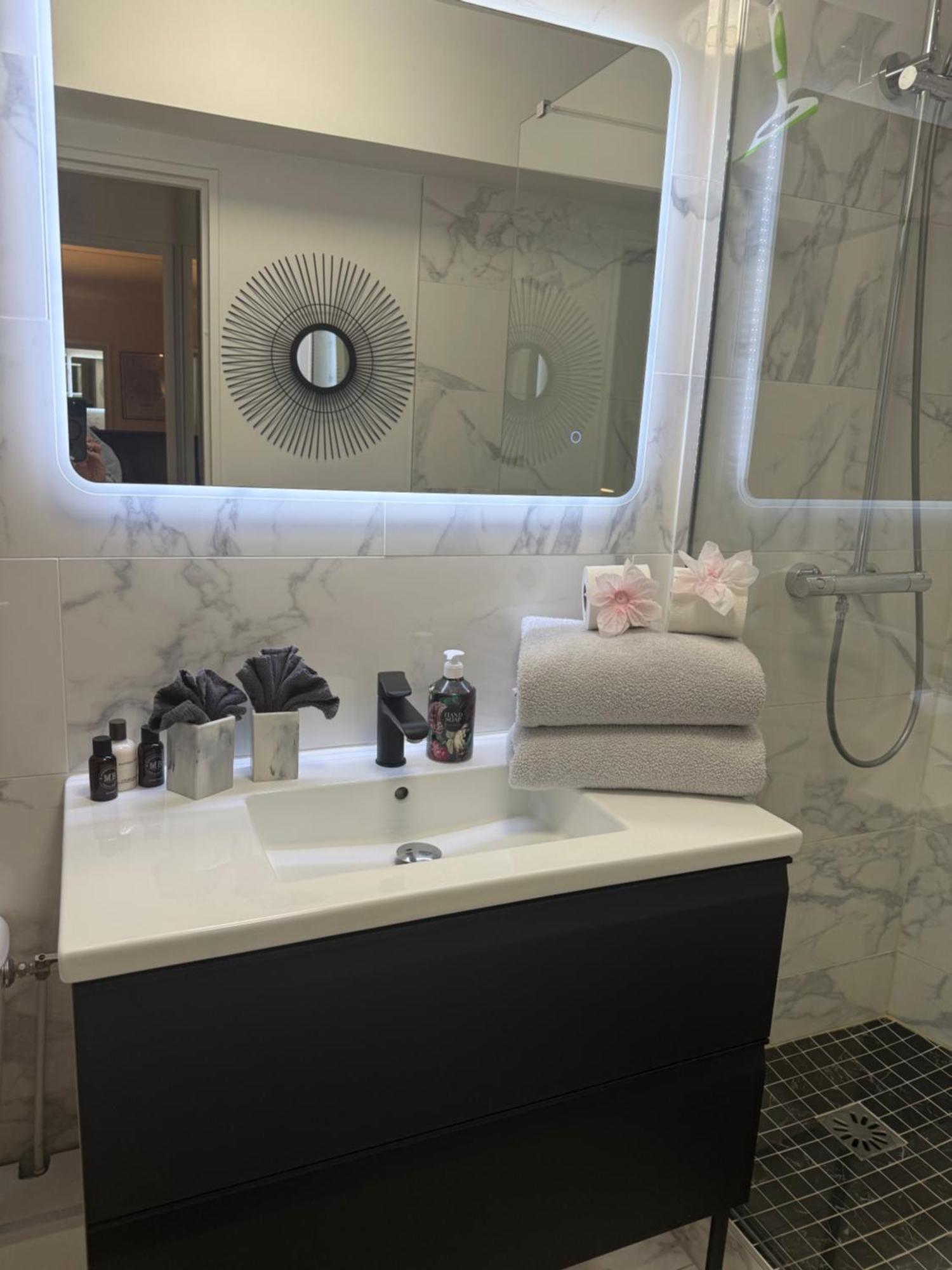 Beautiful Modern Fully Furnished Studio Levallois-Perret Bagian luar foto