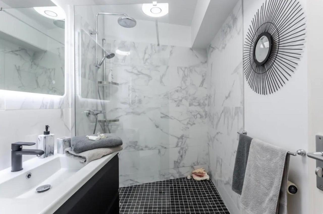 Beautiful Modern Fully Furnished Studio Levallois-Perret Bagian luar foto